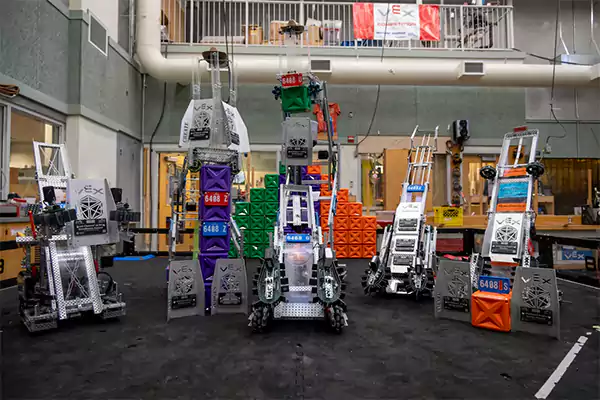 Robotic machines for lifting heavy materials on the site of construction