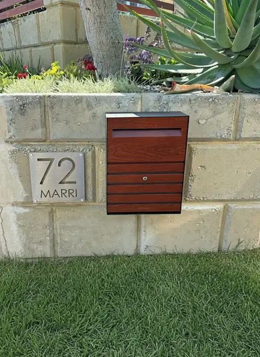 Wall-mounted letterbox
